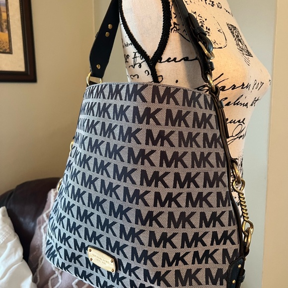 Michael Kors Luxury Studded Astor Large Shoulder Bag Tote NWT - Picture 2 of 10